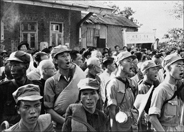 1949年10月25日，中共军队抵达香港以北3公里的深潭，唱着赞美毛泽东的歌。（STAFF/AFP via Getty Images）