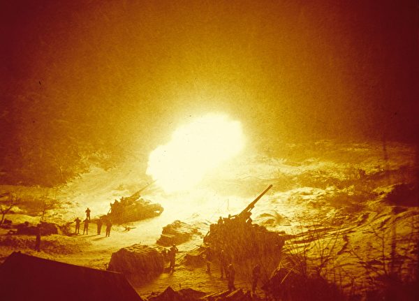 1950年，美军的155毫米榴弹炮在韩国首尔附近开火。（MPI/Getty Images）