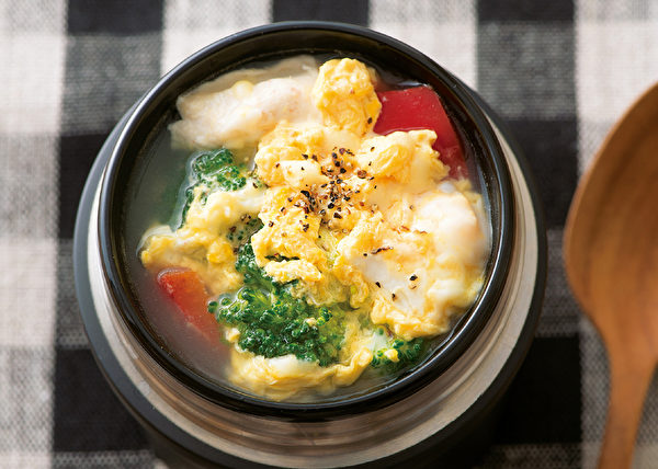 五分鐘減醣早餐湯品一：雞肉青花菜蛋花湯的成品。（瑞麗美人國際媒體提供）