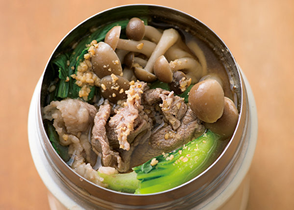 五分鐘減醣早餐湯品二：牛肉青江菜芝麻湯的成品。（瑞麗美人國際媒體提供）