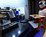 应对员工紧缺 美国餐馆将启用机器人烹饪送餐