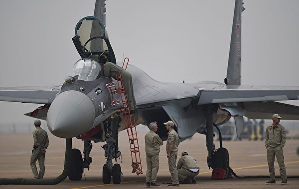 2014年11月10日，一架俄羅斯的Su-35戰鬥機在珠海航空展上準備試飛。Su-35也從Su-27發展而來，中共進口了Su-27、Su-30後，再次進口了Su-35。（Johannes Eisele/AFP via Getty Images）
