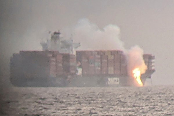 載化學品貨船加拿大外海起火 美加聯合評估