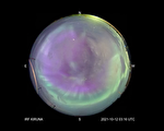 日冕物质抛射产生极光 地球如紫绿色水晶球