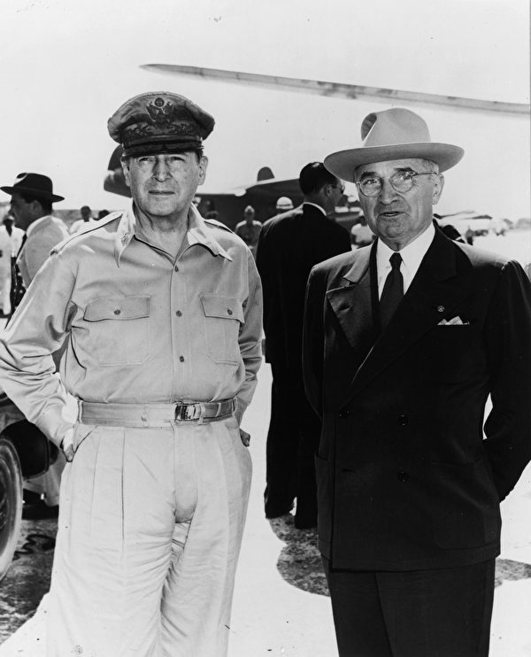 1950年，时任美国总统杜鲁门（Harry S. Truman）与麦克阿瑟将军（Douglas MacArthur）在威克岛见面，随后麦克阿瑟被解除了朝鲜战场指挥官的职务。（MPI/Getty Images）