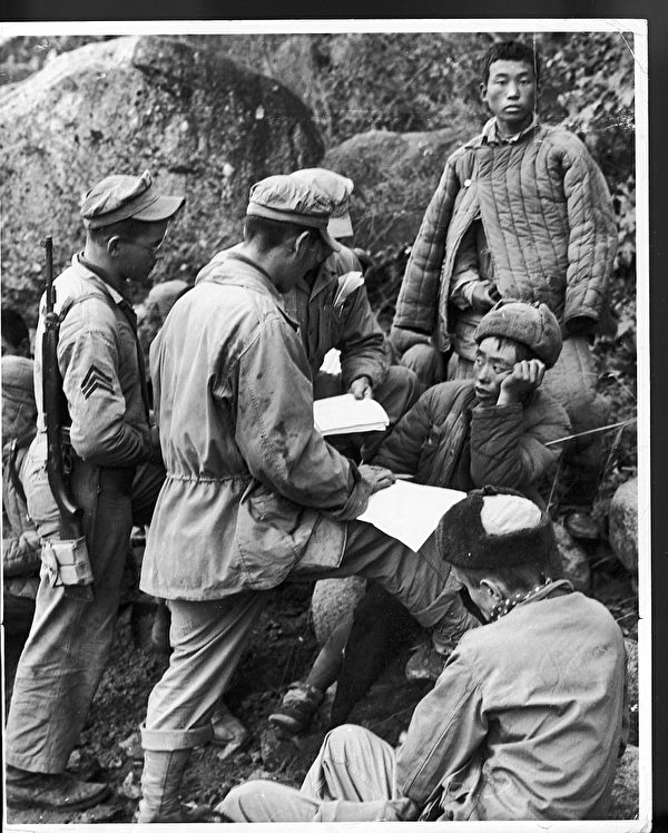 1950年的长津湖战役中，美军军官正在盘问中共军队战俘。（FPG/Archive Photos/Getty Images）
