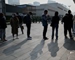 组图：北京疫情风险升高 市民排队接受检测