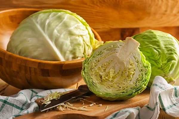 高麗菜和菇類一起吃，這對心血管保養相當有利。(Shutterstock)
