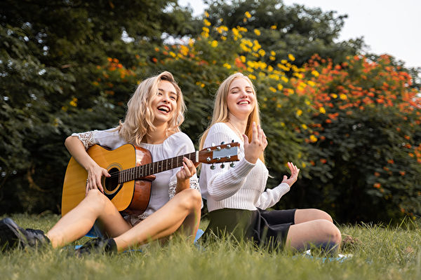 唱歌有助增進人們的社交活動。(Shutterstock)