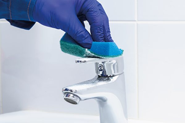 鹽巴加牙膏混合後，可刷洗水龍頭。(Shutterstock)