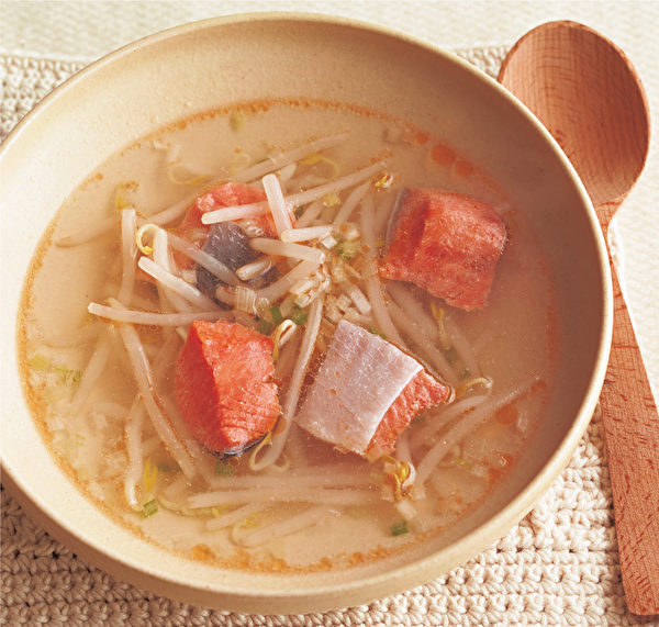 微波炉省时瘦身汤之二：盐渍鲑鱼豆芽香葱汤。（瑞丽美人国际媒体提供）
