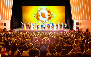 2021年10月30日下午，神韻環球藝術團在美國加州弗雷斯諾威廉薩洛揚劇院（FRESNO William Saroyan Theatre）進行了首場演出。（周容／大紀元）