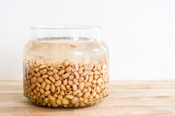 將豆子泡水、久煮數十分鐘，可減少脹氣的發生。(Shutterstock)