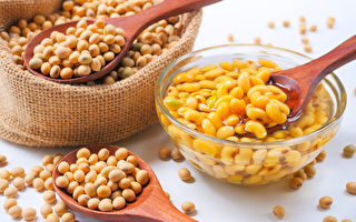 煮过的大豆，经过不同的加工手法，可变成多种豆制品。(Shutterstock)