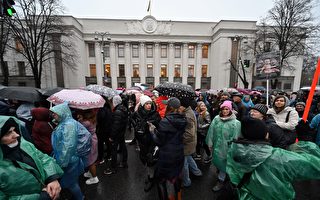 组图：乌克兰民众上街抗议 反对强制打疫苗