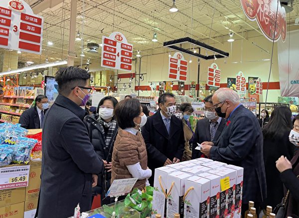 图：温哥华台湾食品节于2021年11月6日在国华超市举办精彩仪式，图为国华超市现场。（李飞雁/大纪元）