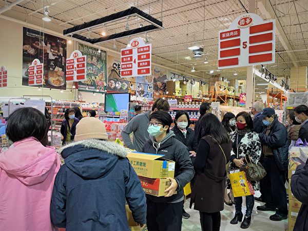 圖：溫哥華台灣食品節於2021年11月6日在國華超市舉辦精彩儀式，圖為台灣食品節現場，購物人流如潮。（李飛雁/大紀元）