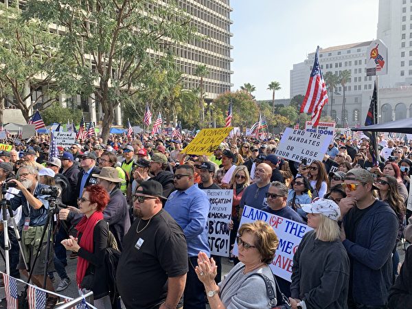 洛杉矶数千人市府前集会 抗议强制疫苗令