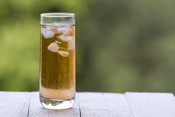 茶多偏寒凉，若再加冰块，大量喝进体内，久了会影响健康。(Shutterstock)