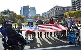 费城七千人老兵节游行向退伍军人致敬