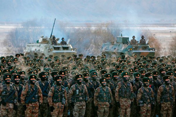 2021年1月4日，中共軍隊士兵在新疆喀什的帕米爾山脈參加軍事訓練。（STR/AFP via Getty Images）