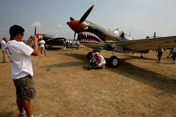 2007年7月25日，在美國威斯康星州奧什科甚市年度飛行大會期間，展示了一架曾在二戰時期駐紮在中國的P-40戰戰，塗著「飛虎隊」的標誌。（Jonathan Daniel/Getty Images）