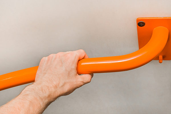 在玄關設置扶手，有助老人獲得足夠的支撐，預防跌倒。(Shutterstock)