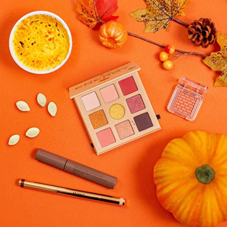 秋天代表色南瓜橘的眼妝較為可愛俏皮，建議畫上毛流分明的野生眉。