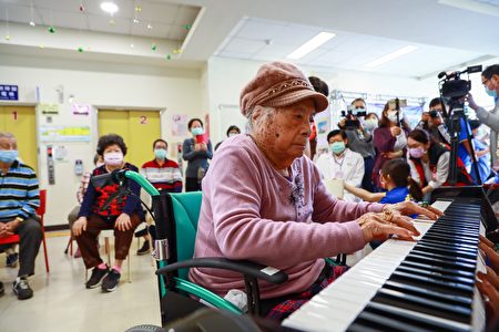 从小学习钢琴的陈灵儿，30日庆生会上即兴演奏。