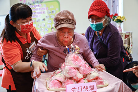 屏基护理之家住民陈灵儿30日举办个人画展，欢庆102岁生日。