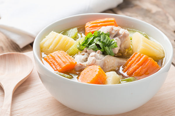 生病时，可以吃7类食物缓解不适、帮助康复。(Shutterstock)