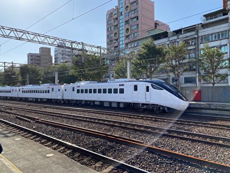 台铁新型自强号城际列车EMU3000将于12月29日正式投入东部干线营运，初期仅有6个班次，平均运能约增加4.6%。