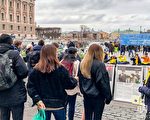瑞典首都广场上 法轮功祥和能量场吸引民众