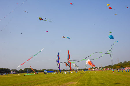 屏东风筝节4日在高屏溪河滨公园登场，五颜六色的风筝在天空争奇斗艳，热闹滚滚。