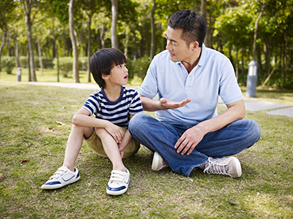 良好的亲子沟通，可培养小孩愿意诉说的习惯。(Shutterstock)