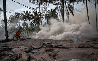 组图：印尼火山爆发 至少14死56伤