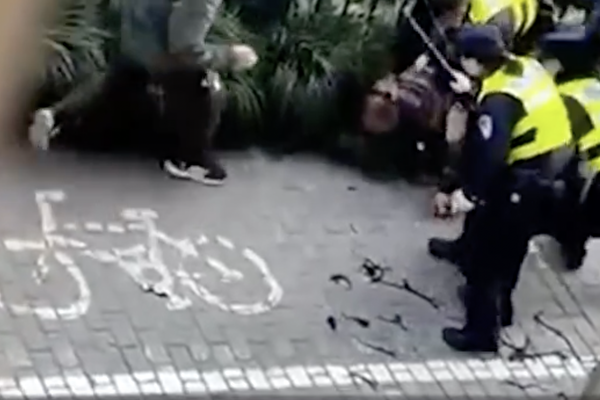 视频：上海街头 男子“看到人就捅”致9人受伤