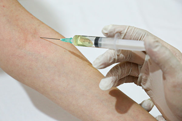 研究发现，注射中国灭活疫苗后，身体出现和感染新冠病毒后相似的病理变化，且免疫力下降。（Shutterstock）