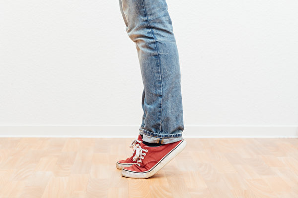 下午5點到7點為腎經循行時間，踮腳尖走路的養腎效果好。（Shutterstock）