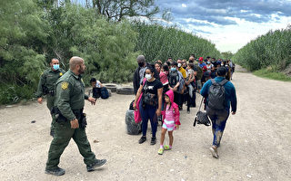 CBP在德州河岸發現被遺棄非法移民兒童
