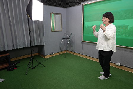  在“On-Air Studio创新教学实验研究室”，市长黄敏惠一镜到底，几分钟录制一段影片。