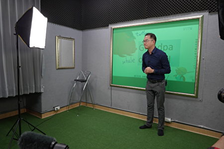  杨宗明主任作双语教学，几分钟录制一段影片。