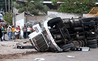 墨西哥載中美洲移民貨車翻車 至少53人死