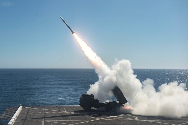 2017年10月22日，美军两栖船坞登陆舰安克雷奇号（LPD 23）在太平洋执行任务，舰上搭载的M142高机动火箭炮系统（HIMARS）在甲板上发射。（美国海军）