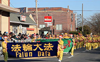 美国特拉华镇圣诞游行 回归节日欢乐与传统