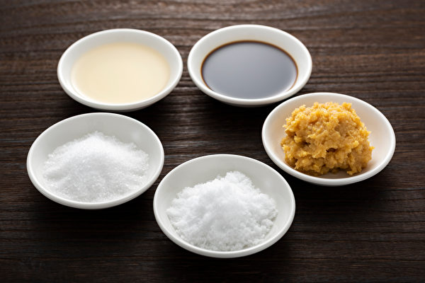 为了提升排毒效果，尽可能多使用盐、醋、酱油、味噌等基本调味料。(Shutterstock)