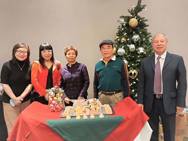 图：温哥华台光教会于2021年12月19日举办圣诞餐会，图为当日教会的寿星。（邱晨/大纪元）