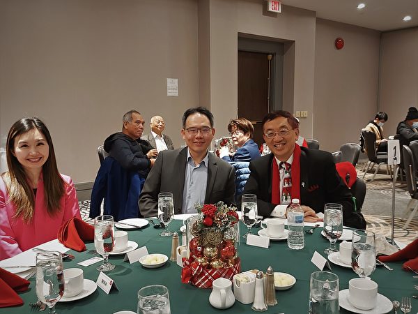 图：温哥华台光教会于2021年12月19日举办圣诞餐会，图为(从左到右)康安礼厅长、夏基陆组长与吴怡明牧师。（邱晨/大纪元）