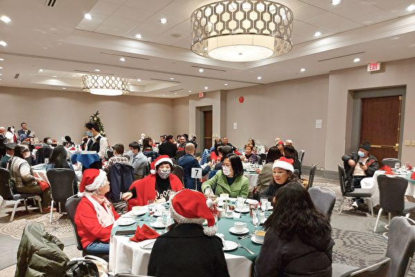 图：温哥华台光教会于2021年12月19日举办圣诞餐会，共同欢度平安喜乐的圣诞节。（邱晨/大纪元）