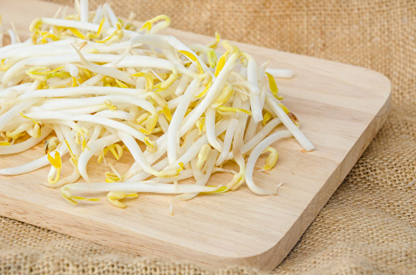 豆芽菜可改善因吃太多而引起的不适或水肿。(Shutterstock)